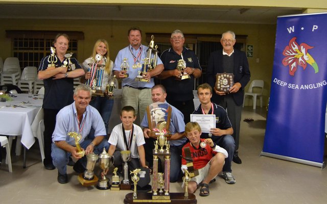 Die groep trotse Overbergers met hul trofeë, met voor vlnr DP Burger (voorsitter), Divan Burger, Wayne Middleton, Cristof Dahl en Robert Dahl. Agter vlnr is Johan van Zyl, Amanda van Staden, Stephen Ashlin, Fanus Kriel en Gert du Plessis. 